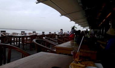 Suasana Jetski Cafe, Romantisnya Makan di Tepian Kota Jakarta