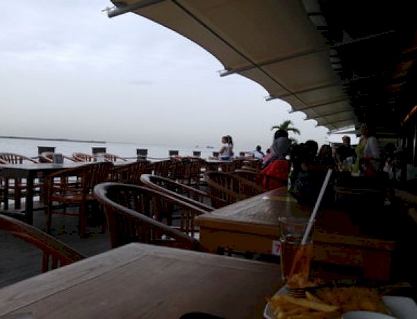 Suasana Jetski Cafe, Romantisnya Makan di Tepian Kota Jakarta