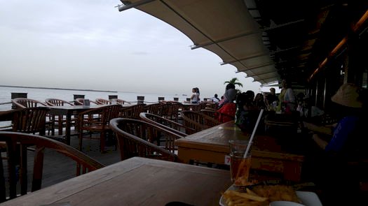 Suasana Jetski Cafe, Romantisnya Makan di Tepian Kota Jakarta